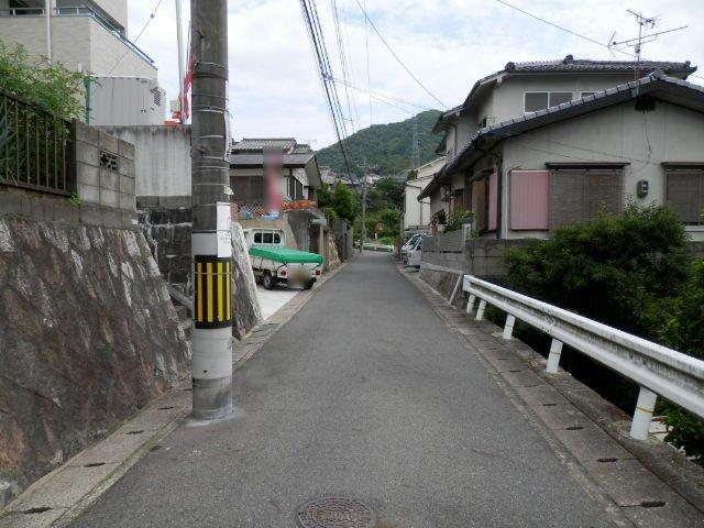 Local photos, including front road.  Front street: West 4m