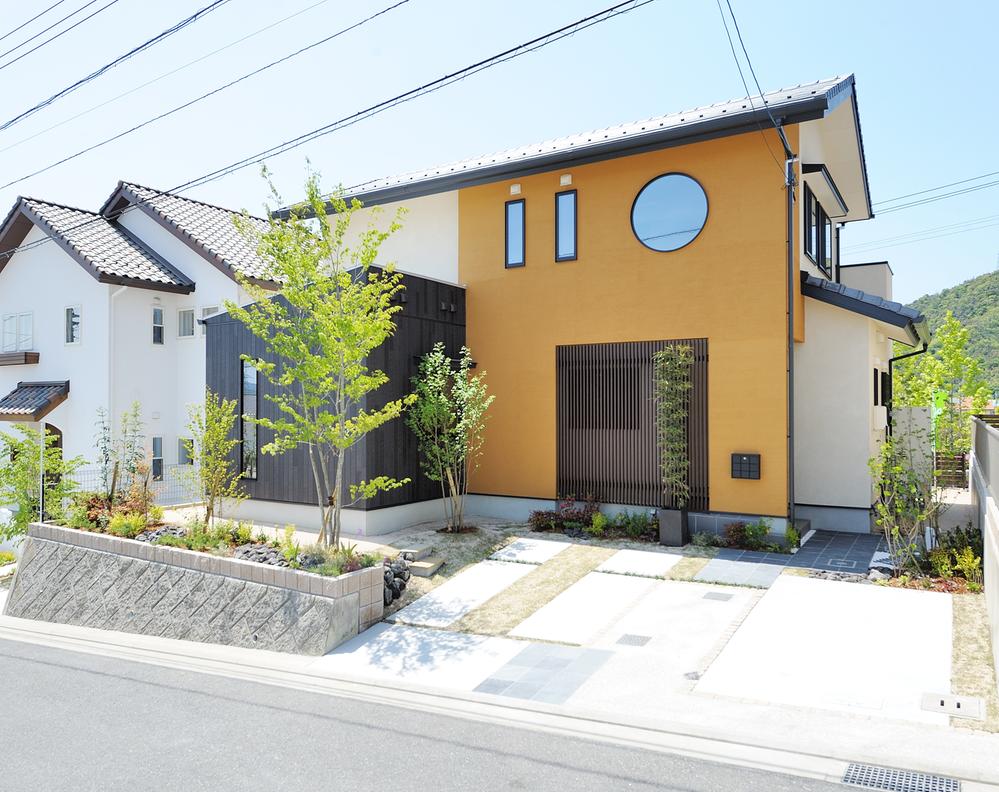 Local appearance photo. And eye-catching package, Appearance of calm atmosphere but it is brilliant. Second floor balcony of the wide span also can enter and exit from the corridor, It is convenient to your laundry. 