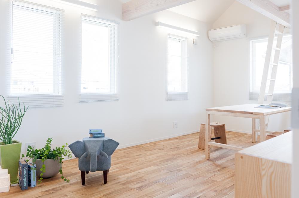 Non-living room. Indoor (April 2012) shooting