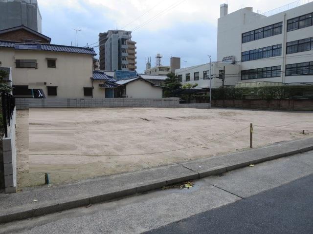 Local appearance photo. New construction all two-compartment Land sell 3 compartment