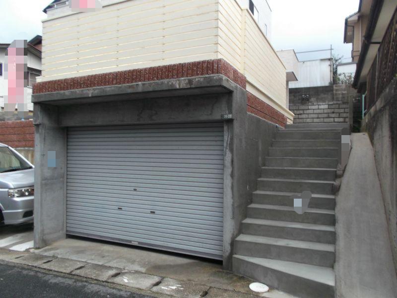 Local photos, including front road. Frontal road 4m