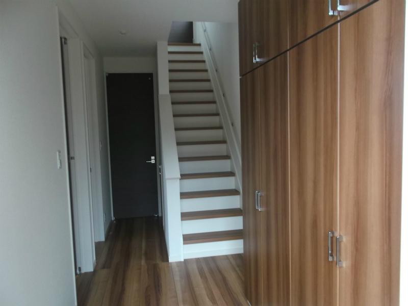 Entrance. Hall of loose and wide and open the front door. 