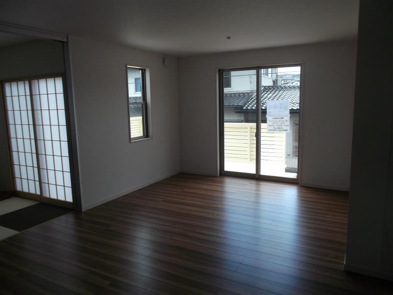 Living.  [Yang] Bright sunshine pours LD, etc., Achieve a comfortable living room is full of indoor space