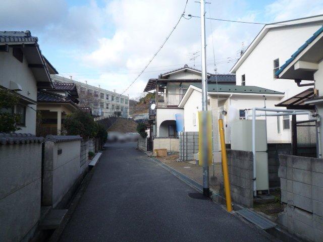 Local photos, including front road. Front street: West 4m