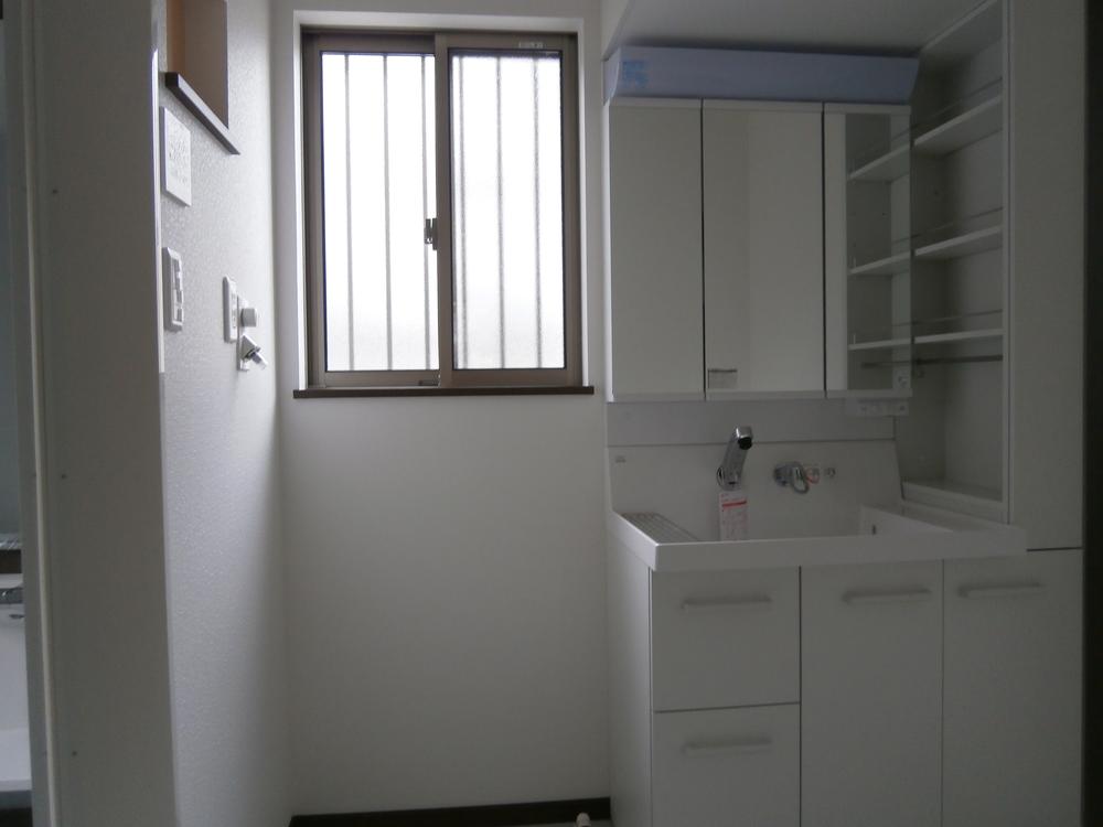 Wash basin, toilet. Wash basin