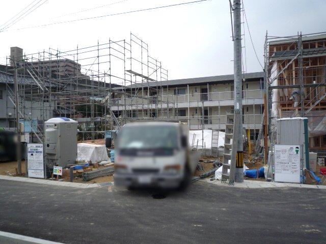 Local photos, including front road.   Front street: 4 ~ 6m