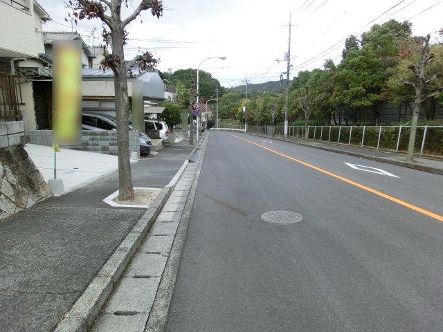 Local photos, including front road.   Front street: South 13m