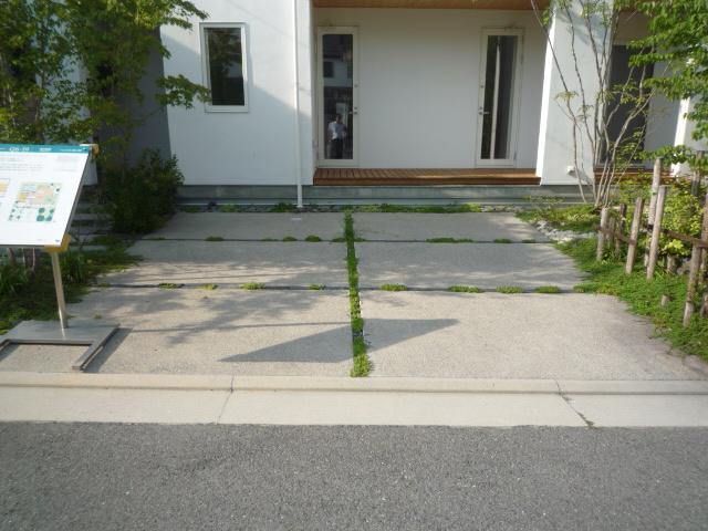 Parking lot. Parking: Two Allowed