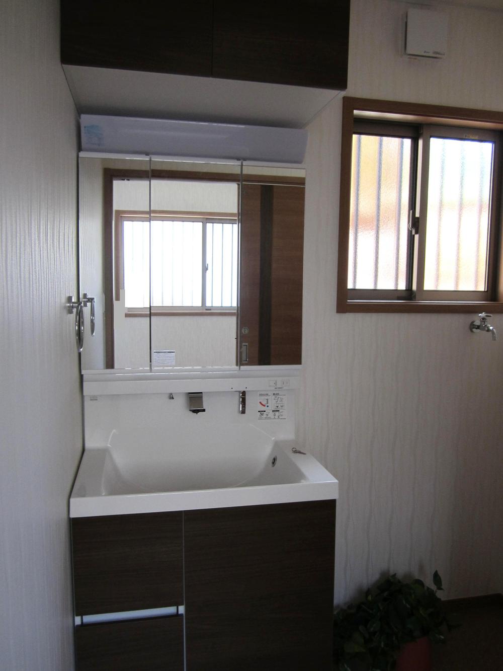 Wash basin, toilet. Indoor (10 May 2013) Shooting