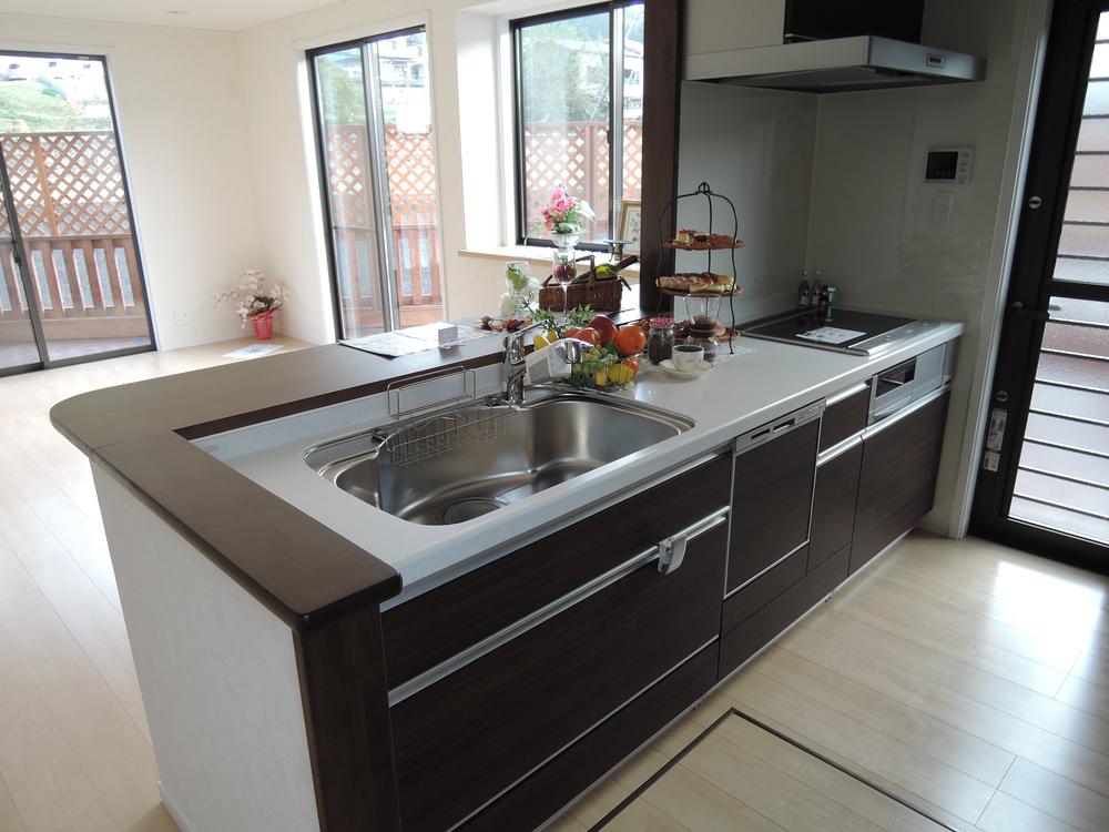 Kitchen. Let's make a delicious cuisine while conversing with family! 