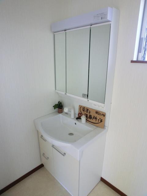 Wash basin, toilet. Room (August 2013) Shooting