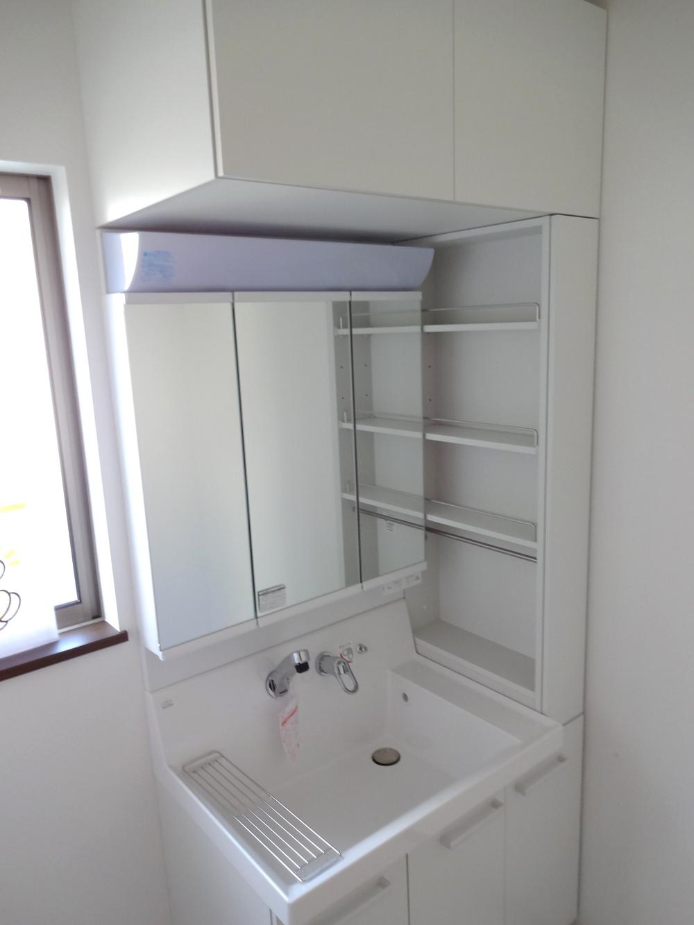 Wash basin, toilet. Indoor (September 2001) Shooting