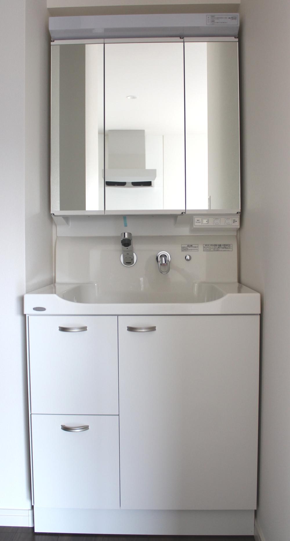 Wash basin, toilet. Larger washstand, Daily necessities will be plenty of storage under.