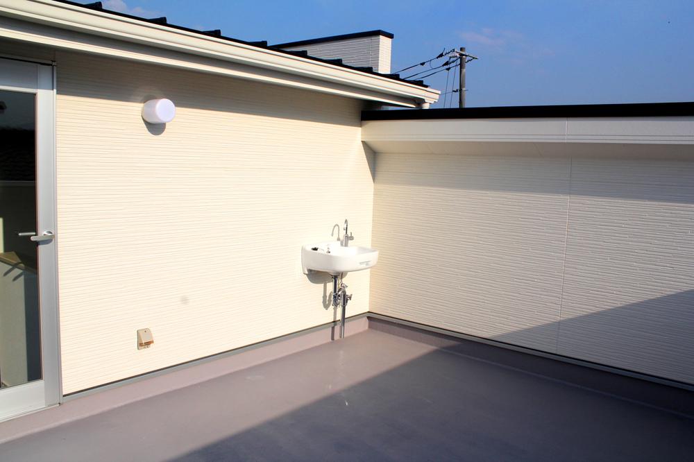 Balcony. Spacious balcony. Since the slop sink is installed, Wash and a little cleaning tool and sneakers.
