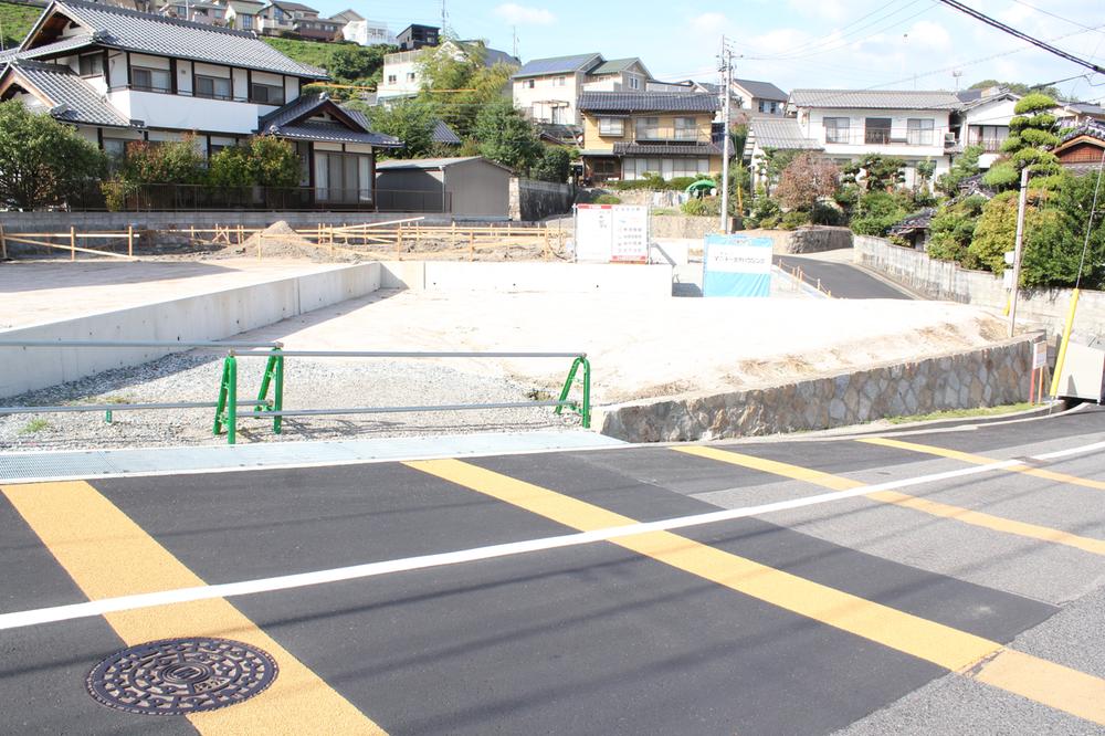 Local photos, including front road. Local appearance photo