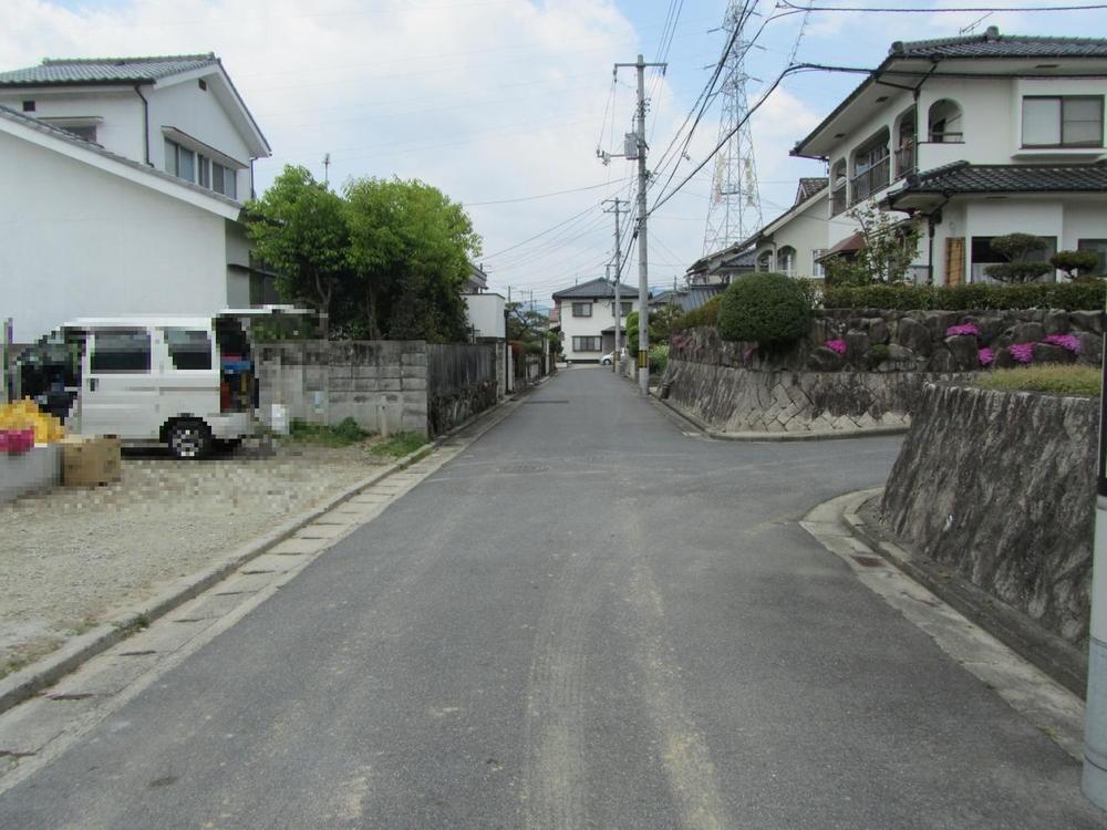 Local photos, including front road. Road width about 5m