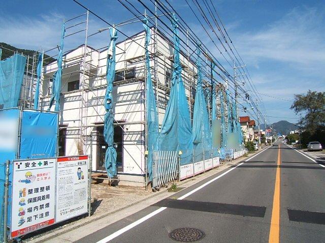 Local photos, including front road. Front street: East 7.85m