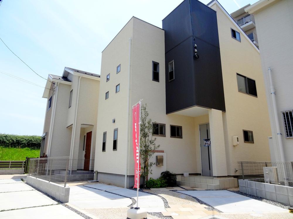 Local appearance photo. This spacious property with a rooftop balcony.   Good location that combines the environment and living convenience of the height overlooking the river