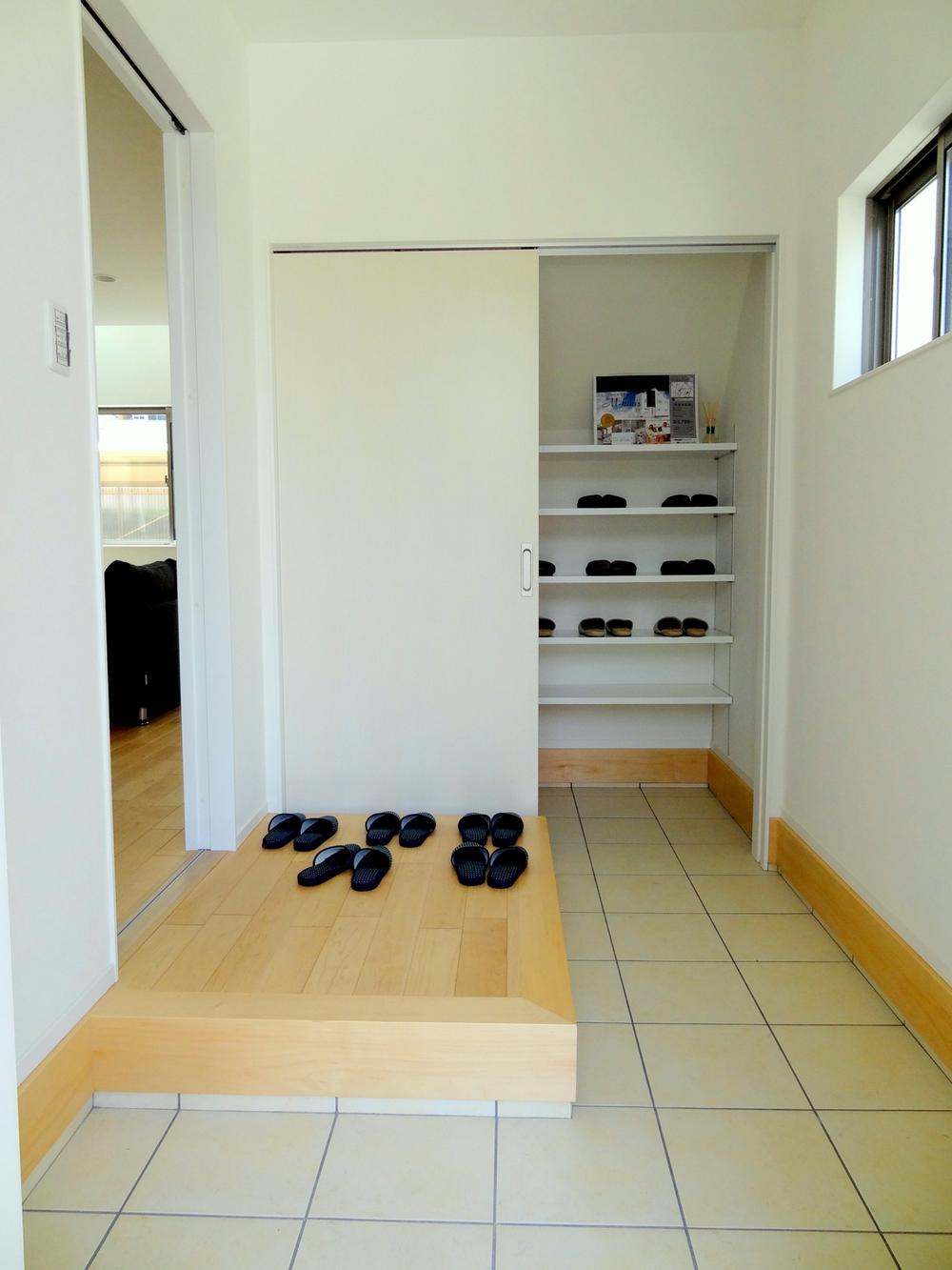 Also shoes with cloak capable of storing large amounts of shoes