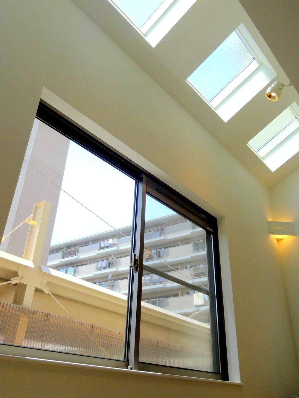Other introspection. With skylight for daylighting