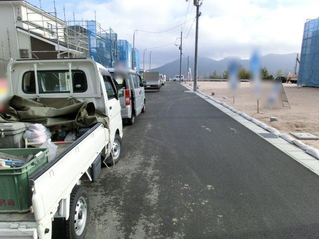 Local photos, including front road. Front road: 6m