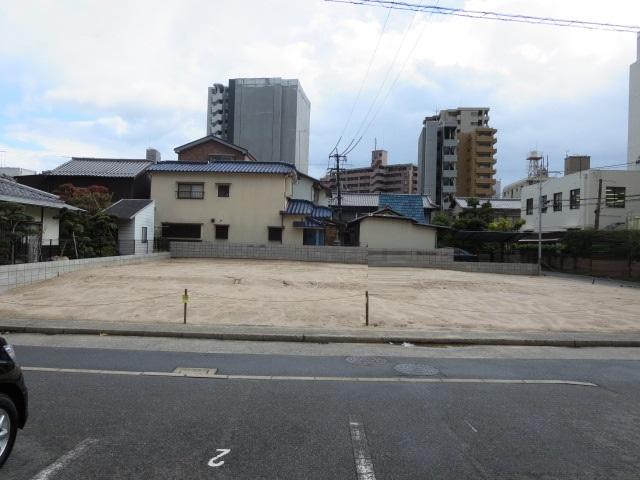 Local photos, including front road. We look at the east from the west. New construction all two-compartment Land sell 3 compartment