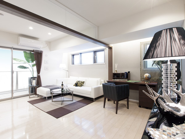 Living.  [living] By adopting a glass railing on the balcony, You can enjoy the feeling of openness in the living room. (Below the room photo in the A type model room, Some options ・ Including a design change (application deadline Yes ・ Paid))