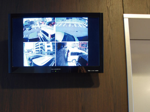 Security.  [Security cameras & security monitor] Installing the 7 places security cameras in the apartment inside and outside, such as the elevator in the parking lot and. Abnormal has become to be able to respond quickly if there. Crime prevention effect also up by the prone location in blind spots such as the parking lot to install a security camera. Monitoring a suspicious person in the comings and goings and movements ・ Such as video recording, We watch over the safety of the people who live from every angle. (Same specifications)