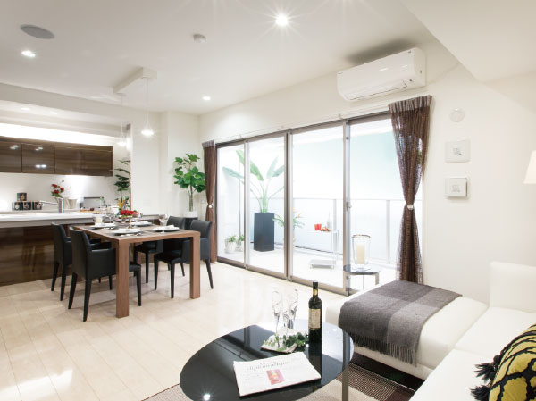 Other. Model room is reproduced in the same orientation as the actual, You can check the actual brightness. Easy to model room bright living Image.