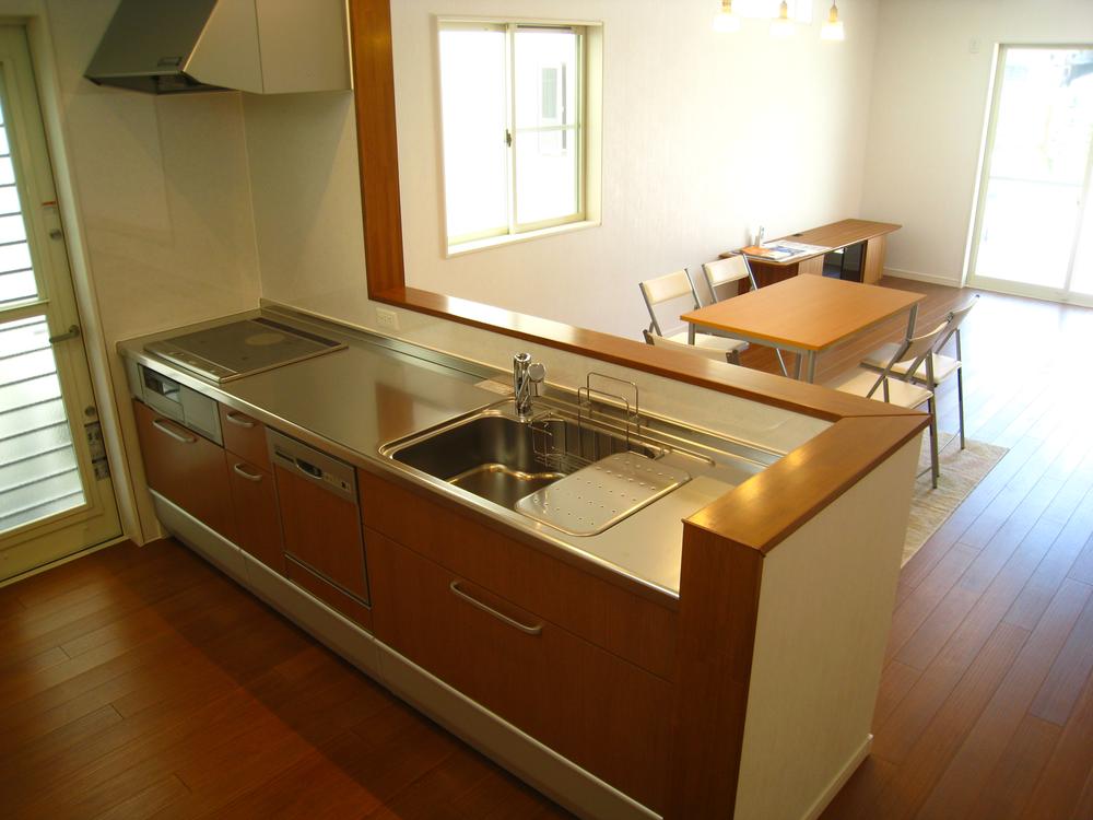 Kitchen. You Hakadori also cuisine of his wife in the spacious kitchen