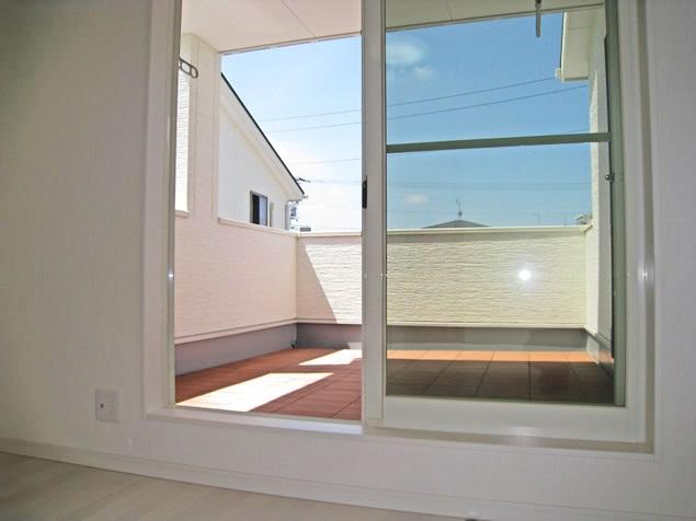 Non-living room. Balcony tiles when viewed from the room. Sunshine of the sun makes me pick a pleasant morning