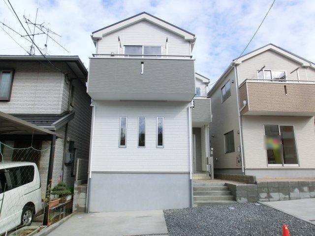 Local appearance photo. Garage concrete is added only one will take the additional cost.