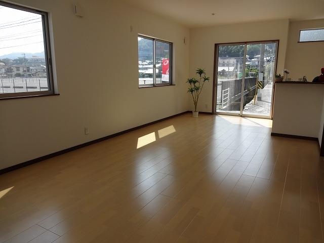 Living. We are living in the bright 17.0 quires. Always bright in the atrium. It seems to have heard the laughter of family