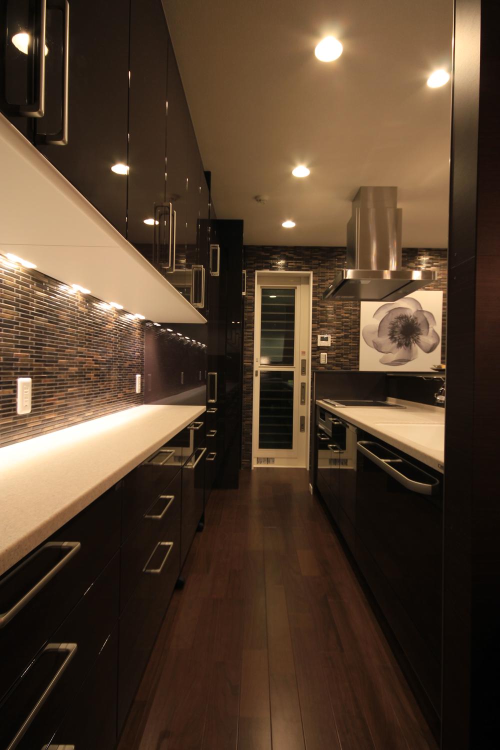 Kitchen. Adopted YAMAHA made kitchen. Use the LED indirect illumination effect your lifestyle in fashionable