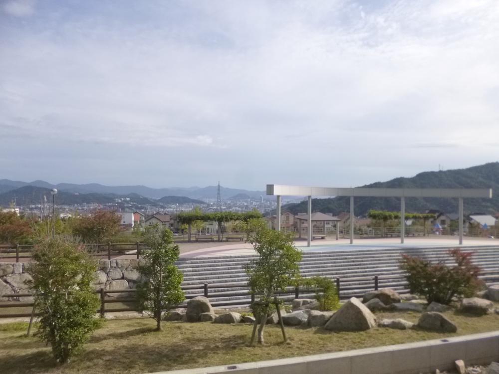 View photos from the dwelling unit. Located in the front row, It is the best view of the city overlooking. 