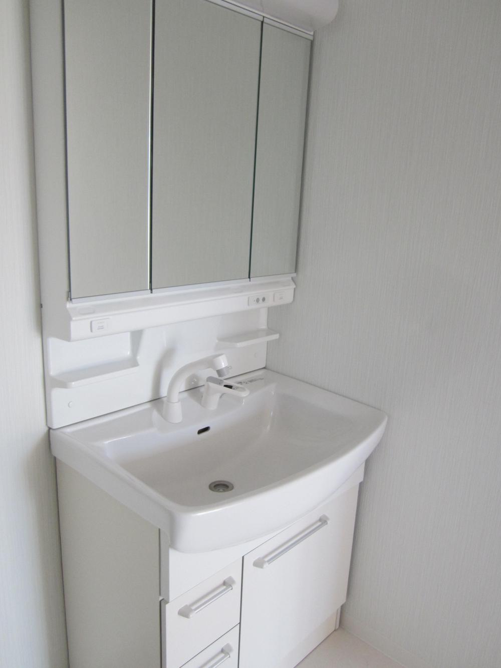 Wash basin, toilet. Indoor (10 May 2013) Shooting