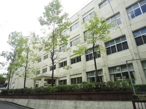 Junior high school. 1752m up to junior high school together