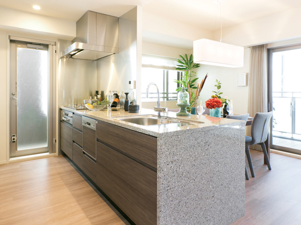 Open style face-to-face kitchen to melt together in the dining and one