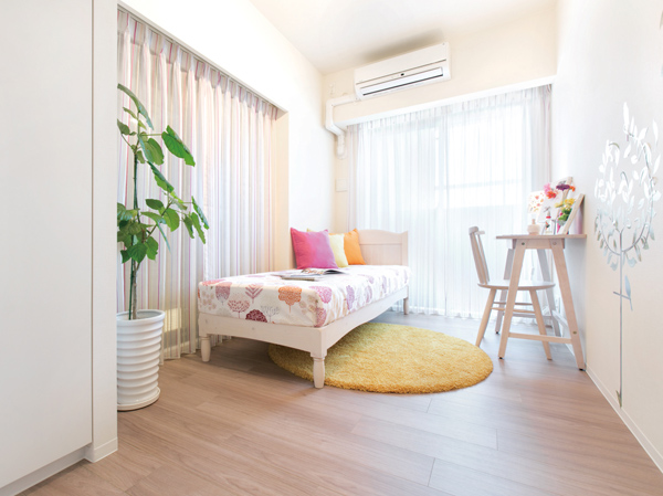 Western-style (3) two-sided lighting facing the L-shaped balcony