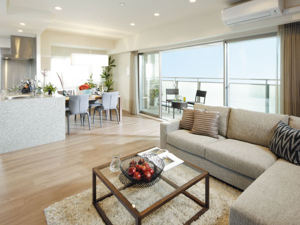 Living.  [living ・ dining] Main balcony depth there is up to about 1.9m, It also can produce on the open cafe sense of outdoor living. living ・ Dining sash ※ It opens wide, Exceptionally also a feeling of opening. living ・ While staying in the dining, We can enjoy the spread leading to the blue sky.  ※ A type specifications are different.  ※ 1