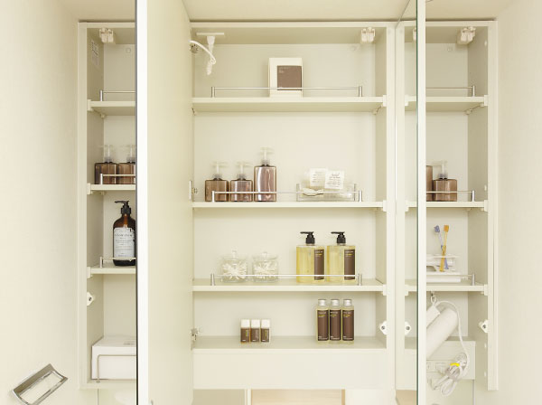 Bathing-wash room.  [Three-sided mirror back storage] Storage space, such as wash goods can be abundantly organize. Outlet is also installed on the inside that can be used, such as in the dryer. (Model Room G type ・ Shoot the Natural Grace)