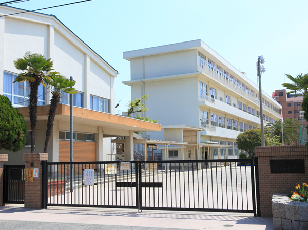 Surrounding environment. Hiroshima Municipal Gion elementary school (a 9-minute walk / About 670m)