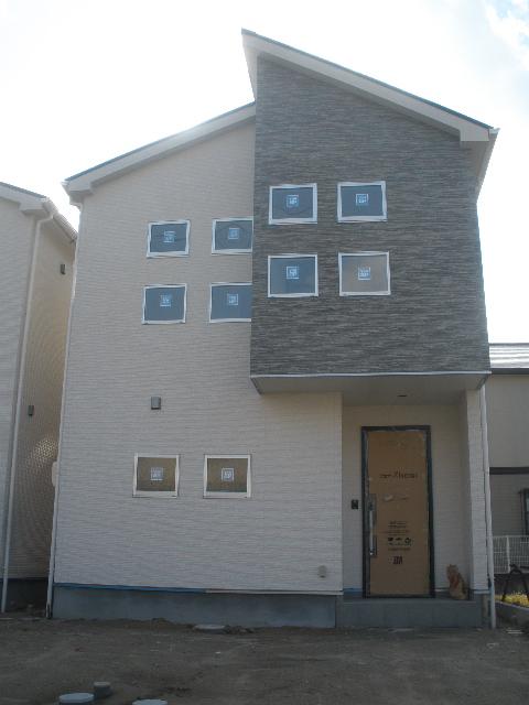 Local appearance photo. The sense of a good appearance in the simple. Square of the window is accented in appearance.