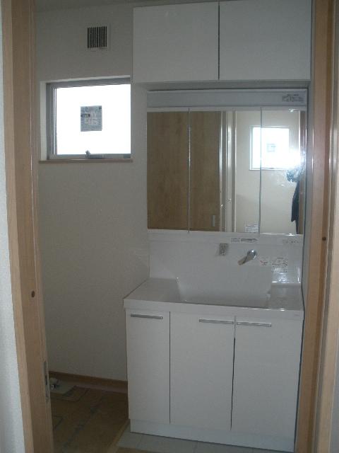 Wash basin, toilet. It is easy-to-use in the basin and a large mirror