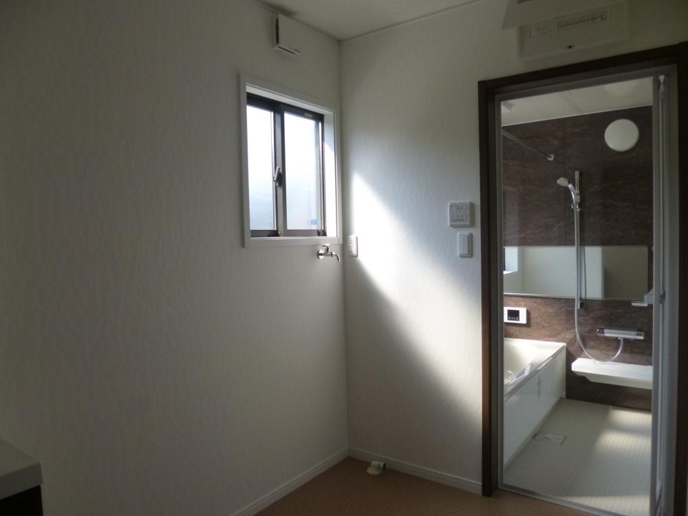 Wash basin, toilet. (August 2013) Shooting