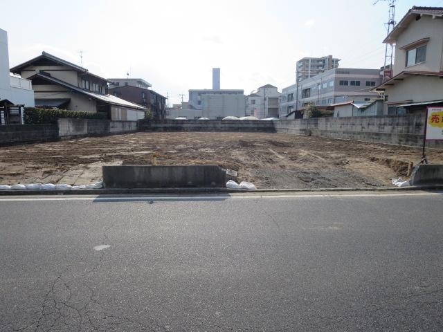 Local photos, including front road. In the direction from north to west