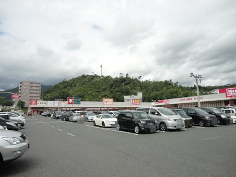 Supermarket. Makkusubaryu 930m to west wind Xindu shop