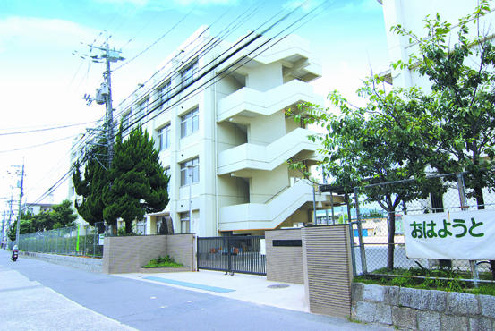 Primary school. Peace of mind in the way to and from school with 800m friends to Sendai. About 10 minutes