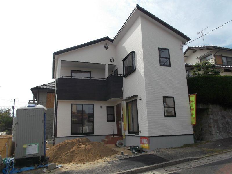 Local photos, including front road. Frontal road 6m