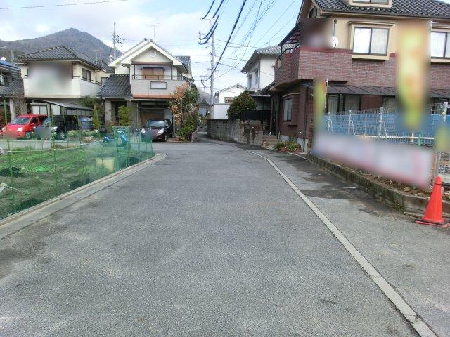 Local photos, including front road. Front street: Northwest ・ Southwest 6.2m